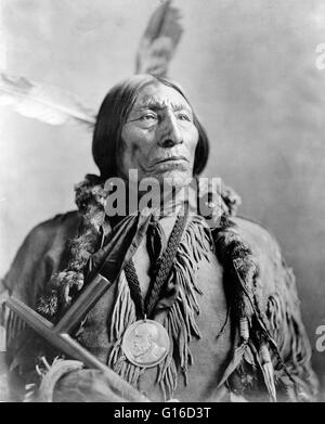 Wolf Robe indossando un round silver Benjamin Harrison medaglia di pace. La Gerhard sorelle fotografato durante la Louisiana Purchase Exposition a St. Louis, Missouri, 1904. Wolf Robe o Ho'néhevotoomáhe (circa 1838-41 - 1910) era un Southern Cheyenne chief. Foto Stock