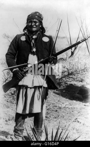 Geronimo, tenendo per fucile nel suo campo prima di arrendersi al generale Crook, Marzo 27, 1886. Geronimo "uno che sbadiglia' (Giugno 16, 1829 - 17 febbraio 1909) era un nativo americano leader del Chiricahua Apache che hanno combattuto contro il Messico e gli Stati Uniti per Foto Stock