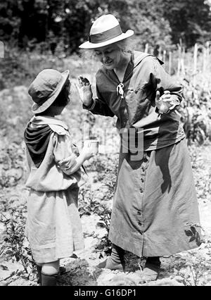 Girl Scouts picnic a casa di Mr.s Herbert Hoover. Lou Henry Hoover (29 marzo 1874 - 7 gennaio 1944) era la moglie di Herbert Hoover e servita come First Lady degli Stati Uniti dal 1929 al 1933. Ha servito come il Presidente nazionale delle Ragazze Scout Foto Stock