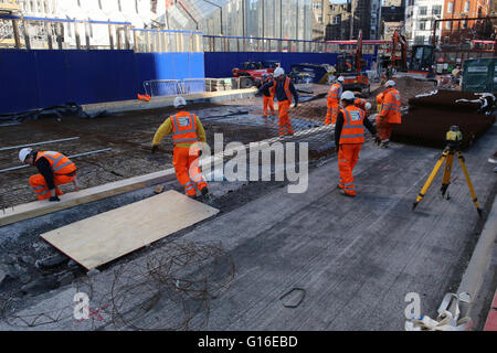 La costruzione della nuova stazione di Tottenham Court Road che sarà parte integrante della metropolitana e la nuova linea di Crossrail Foto Stock
