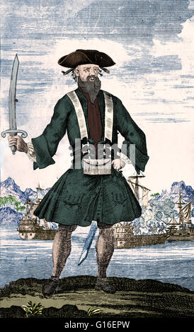 Colore esaltato incisione di Blackbeard da 'una storia generale delle rapine e omicidi di più famigerati pirati", edizione 1736. Edward Teach (1680 - Novembre 22, 1718), meglio noto come Blackbeard, era un famigerato pirata inglese che operavano arou Foto Stock