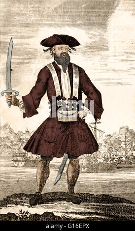 Colore esaltato incisione di Blackbeard da 'una storia generale delle rapine e omicidi di più famigerati pirati", edizione 1736. Edward Teach (1680 - Novembre 22, 1718), meglio noto come Blackbeard, era un famigerato pirata inglese che operavano arou Foto Stock