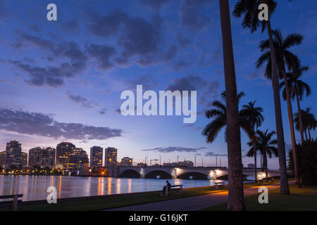 WEST PALM BEACH SKYLINE DAL LAGO PARK PALM BEACH FLORIDA USA Foto Stock