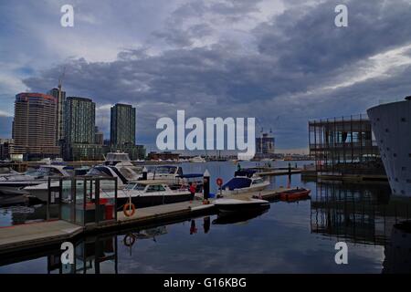 Scene di acqua nei Docklands, Melbourne, Australia con barche e moderni edifici di architettura Foto Stock