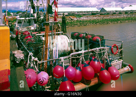 Commerciale di pesca barche ormeggiate nel fiume Fraser, Steveston, BC, British Columbia, Canada - boe su granchio commerciale barca da pesca Foto Stock