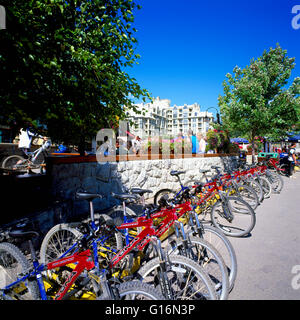 Whistler, BC, British Columbia, Canada - Noleggio Biciclette, Noleggio Biciclette, Estate attività ricreative nel villaggio Foto Stock