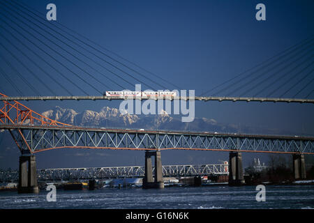 Ponti sul fiume Fraser, New Westminster di Surrey, British Columbia, Canada - Skytrain sul ponte sopraelevato, Pattullo ponte dietro Foto Stock