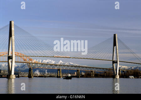 Ponti sul fiume Fraser, New Westminster di Surrey, British Columbia, Canada - ponte sopraelevato Skytrain, Pattullo ponte dietro Foto Stock