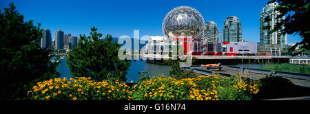 Vancouver, BC, British Columbia, Canada - Telus mondo della scienza (aka il mondo della scienza e dello skyline della città a False Creek - Panoramica Foto Stock