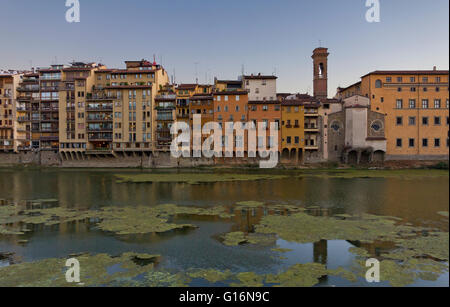 Le case si riflette nel fiume Arno a Firenze Foto Stock