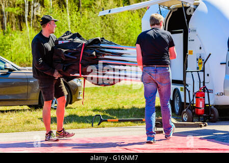 Emmaboda, Svezia - 7 Maggio 2016: 41a sud il Rally di Svezia nel deposito di servizio. I membri dell'equipaggio portano un Flextent pieghevole di un rosso tarp Foto Stock