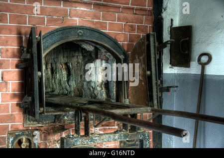 Forno crematorio vicino alla camera del gas al campo di concentramento di Mauthausen Foto Stock