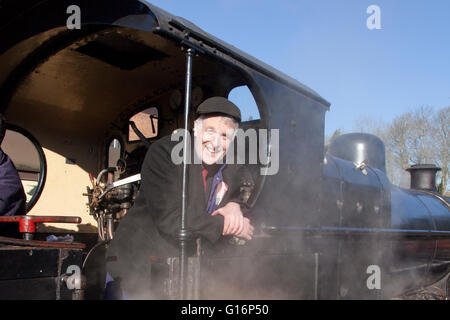 Un sorridente motore a vapore in attesa del driver per il 'immediatamente' a vescovi Lydeard stazione sul West Somerset Railway, England, Regno Unito Foto Stock