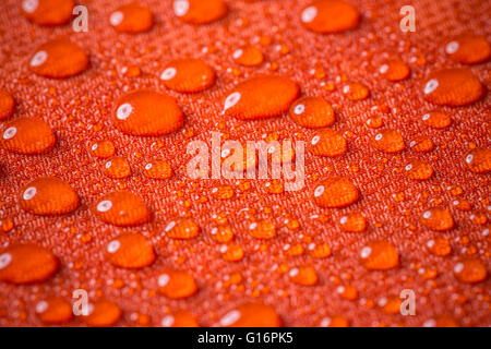 Gocce di acqua su un tessuto impermeabile, sfondo Foto Stock