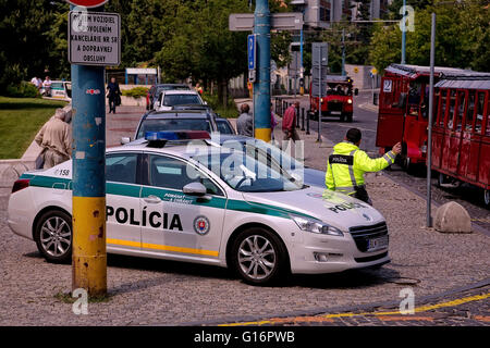Auto della Polizia con il poliziotto su strada a Bratislava, in Slovacchia Foto Stock