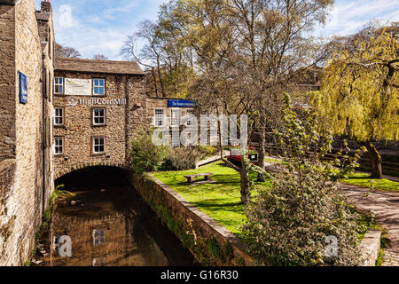 Alta Corn Mill, a fianco del canale Leeds-Liverpool a Skipton, North Yorkshire, Inghilterra, Regno Unito. Foto Stock