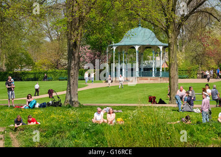 Per coloro che godono di sole primaverile in cava, Shrewsbury, Shropshire, Inghilterra, Regno Unito