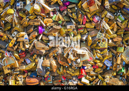 Chiudere l immagine dei lucchetti bloccati collocata sul ponte di ringhiere di Pont des Arts, Parigi, Francia Foto Stock