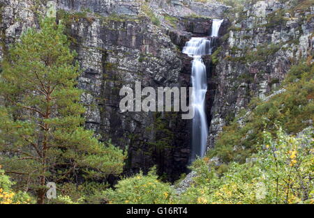 Njupeskäret, con 90 m di caduta libera la cascata più alta della Svezia. Esso si trova nel Fulufjället National Park in Dalarna. Il Foto Stock