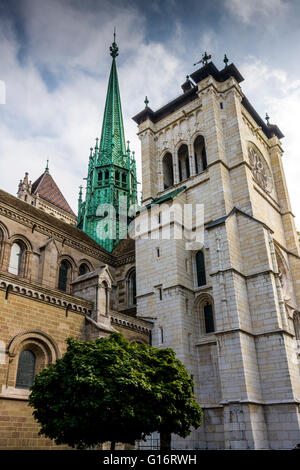 La bellezza architettonica della Cattedrale di Saint-Pierre a Ginevra, Svizzera Foto Stock