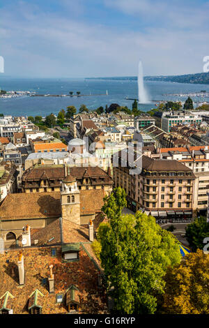 Vista aerea del Lago di Ginevra e del Jet d'eau presi da una torre della cattedrale di Saint Pierre, Ginevra, Svizzera Foto Stock