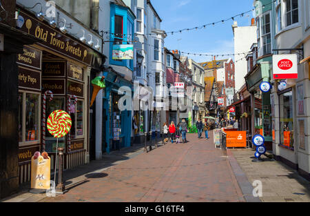 HASTINGS, Regno Unito - 1 APRILE 2016: una vista lungo George Street - una delle strade nella zona vecchia della città di Hastings in Sussex, Regno Unito. Foto Stock