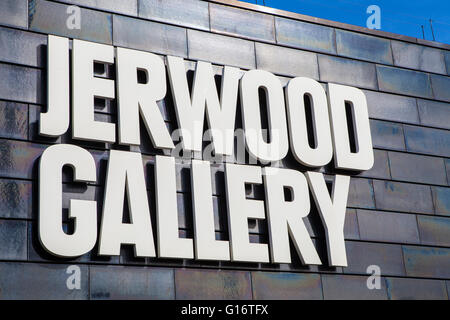 HASTINGS, Regno Unito - 1 aprile 2016: il segno sulla parte esterna della Galleria Jerwood in Hastings, Regno Unito. Foto Stock