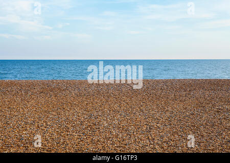 La spiaggia di ciottoli e con vista sul mare a Hastings in Sussex. Foto Stock