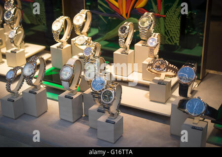 Gli orologi Rolex sulla visualizzazione in una finestra di gioiellerie Foto Stock