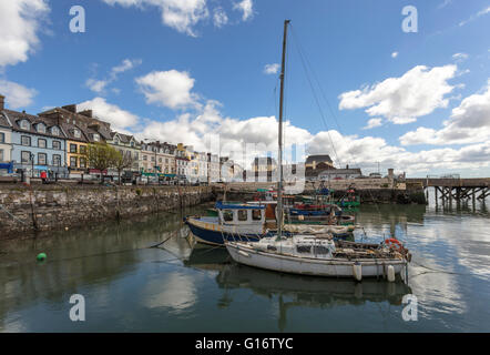 Colorata architettura lungo il litorale di Cobh Harbor, Cork, nella contea di Cork, Provincia di Munster, Repubblica di Irlanda. Foto Stock