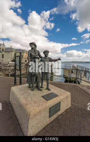 Cobh, Irlanda: Statua sul lungomare di Annie Moore, che fu la prima persona ad essere ammesso negli Stati Uniti d'America. Foto Stock