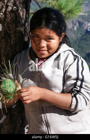 Cantra, Messico - 9 ottobre 2014 indigeni Tarahumara ragazza è visto indossando il tradizionale abito luminoso nel canyon di rame, Chihuahua, Messico nel mese di ottobre Foto Stock