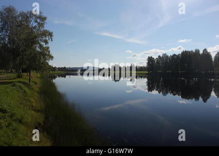 Vista sul fiume Västerdalälven in Malung, Dalarna, Svezia. Foto Stock