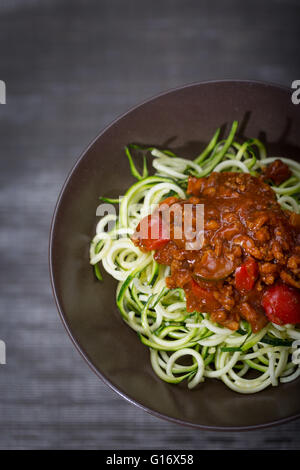 Una ciotola di zucchine (zucchine) spaghetti con ragù alla bolognese Foto Stock