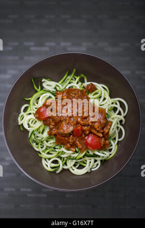 Una ciotola di zucchine (zucchine) spaghetti con ragù alla bolognese Foto Stock