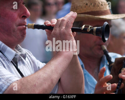 Musicista che gioca una tubazione bretone Foto Stock