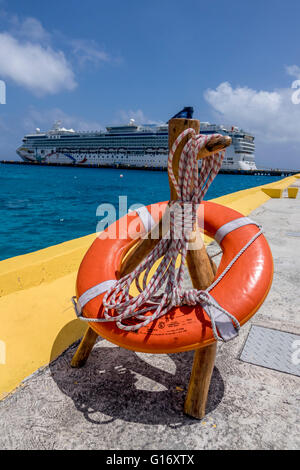 Un anello di vita sulla banchina di dock di Costa Maya Porto Crocieristico, Quintana Roo MEXICO norvegese Dawn nave in porto Foto Stock