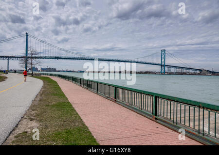 L'ambasciatore ponte che attraversa il fiume Detroit tra Windsor, Canada e Detroit, Stati Uniti, il più trafficato di attraversamento di confine Foto Stock