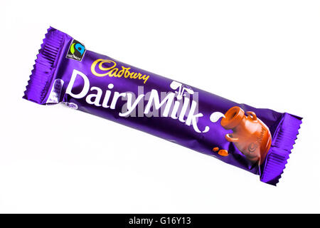 LONDON, Regno Unito - 6 Maggio 2016: non aperti al latte di barra di cioccolato fabbricato da Cadbury, raffigurato su un semplice sfondo bianco. Foto Stock