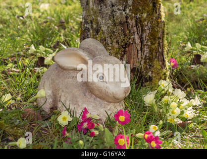Pasqua - coniglio in ceramica nel giardino fiorito Foto Stock