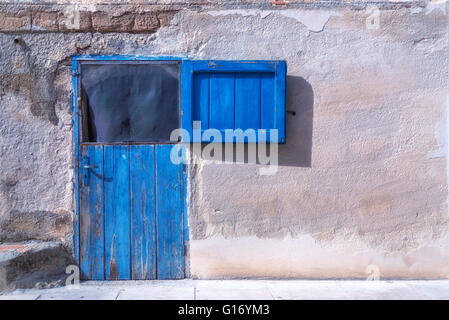 Un vecchio, legno, blu porta stabile Foto Stock