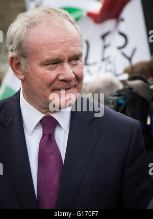 Il vice primo ministro dell'Irlanda del Nord Martin McGuinness a Tony Benn i funerali Foto Stock