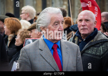 La manodopera MP Dennis Skinner a Tony Benn i funerali Foto Stock