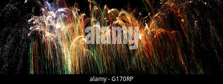 Fuochi d'artificio sulla notte dei falò a Himley Hall Park, Dudley, West Midlands, Regno Unito. Foto Stock