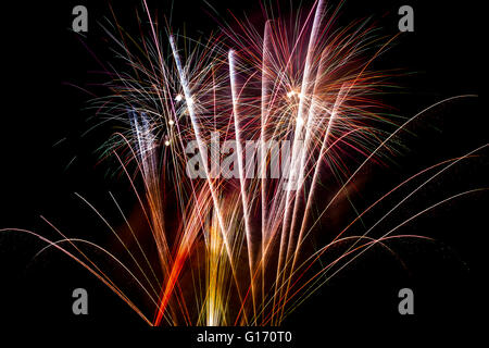 Fuochi d'artificio sulla notte dei falò a Himley Hall Park, Dudley, West Midlands, Regno Unito. Foto Stock