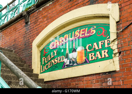Brighton, Regno Unito - 7 Maggio 2016: giostre Cafe Bar vecchio addolorato segno sul lungomare, Brighton East Sussex, Inghilterra, U Foto Stock