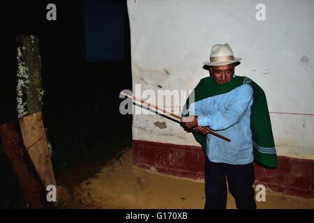 Sciamano rendendo ' Limpia ' ( Fede guarigione ) in Sapalache ' Las Huaringas ' di HUANCABAMBA. Dipartimento di Piura .PERÙ Foto Stock