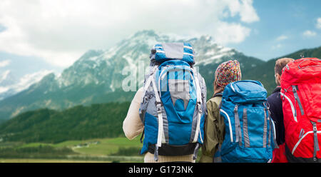 I viaggiatori con zaini trekking in montagna Foto Stock