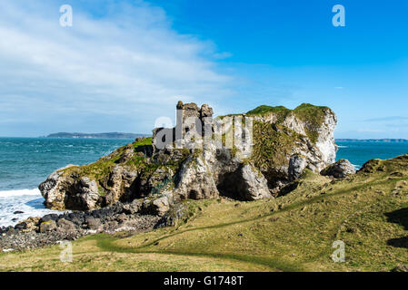 Testa Kinbane e Castello, con l'isola di Rathlin al di là. Co Antrim, Irlanda del Nord. Foto Stock
