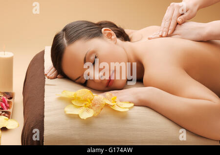Bella donna in un salone per massaggi Foto Stock